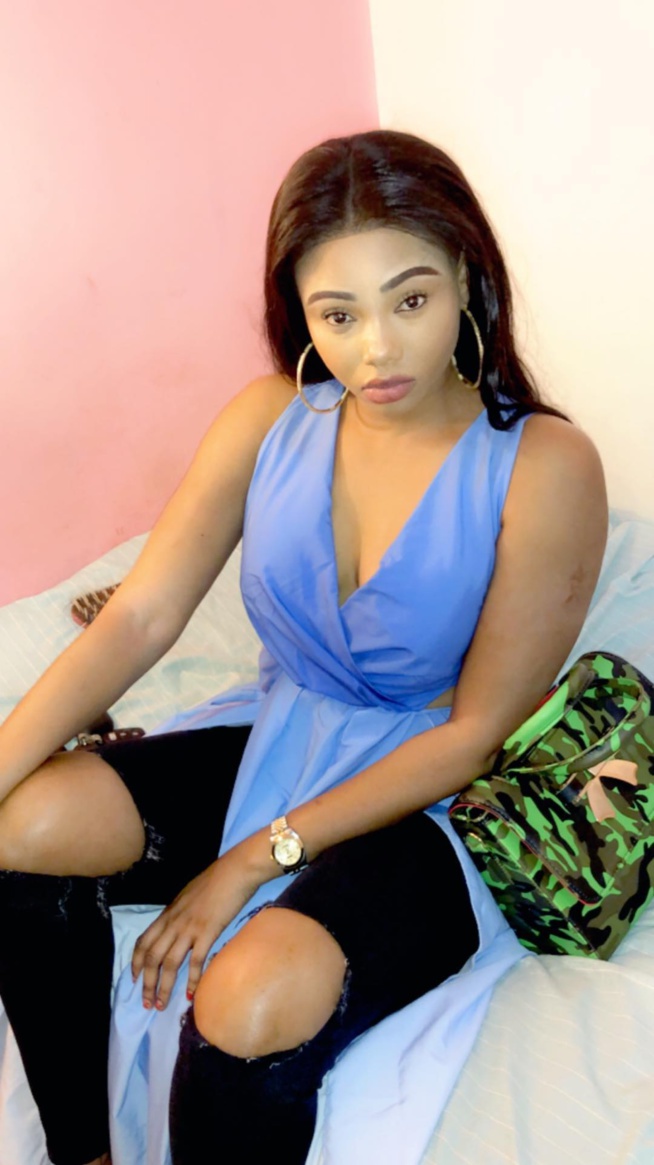 Abby de la série IDOLES s’affiche trés hot