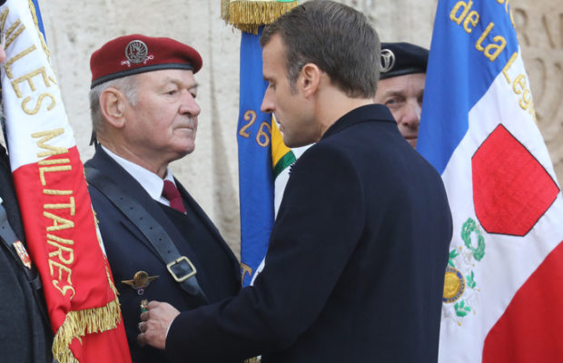«Quand mettrez-vous les sans-papiers hors de chez nous ?» : un ancien combattant interpelle Macron «Quand mettrez-vous les sans-papiers hors de chez nous ?» : un ancien combattant interpelle Macron
