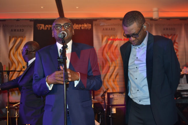 AFRICAN LEADERSHIP AWARD: Youssou Ndour fait danser le ministre sidiki Kaba et le président Mbagnick Diop. AFRICAN LEADERSHIP AWARD: Youssou Ndour fait danser le ministre sidiki Kaba et le président Mbagnick Diop.
