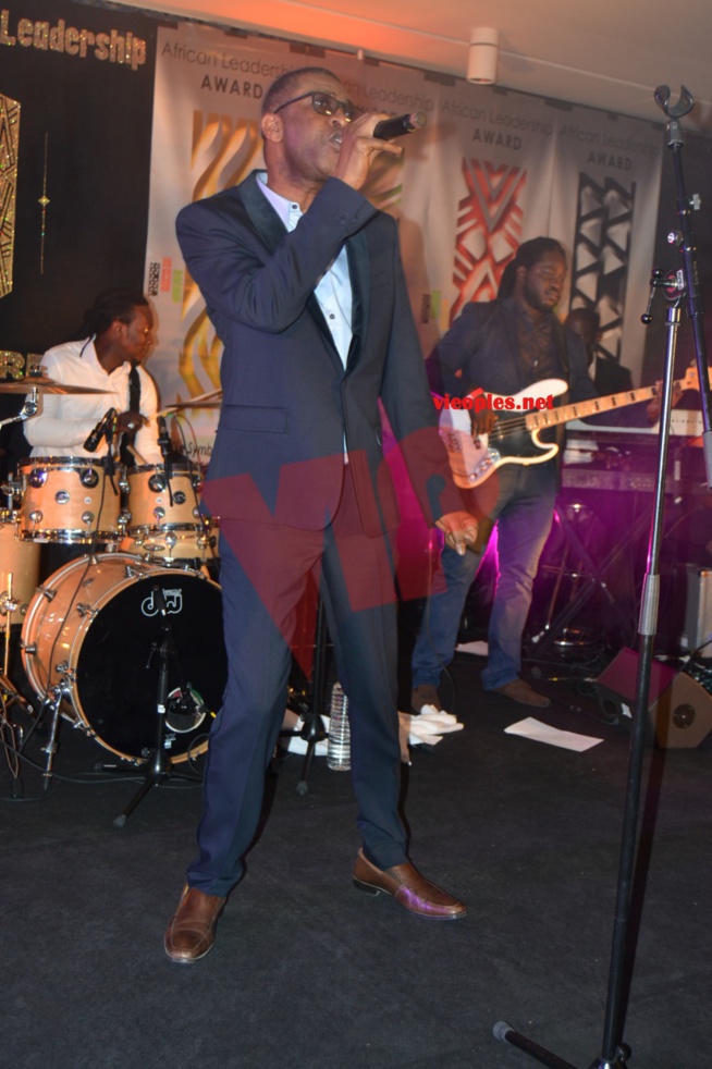 AFRICAN LEADERSHIP AWARD: Youssou Ndour fait danser le ministre sidiki Kaba et le président Mbagnick Diop.