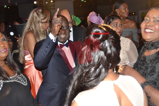 AFRICAN LEADERSHIP AWARD: Youssou Ndour fait danser le ministre sidiki Kaba et le président Mbagnick Diop.