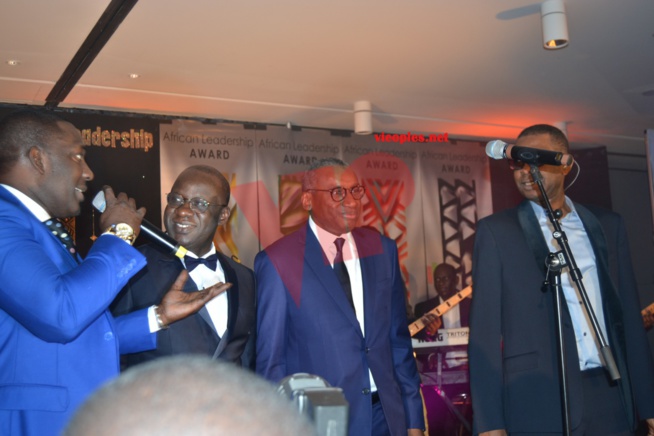AFRICAN LEADERSHIP AWARD: Youssou Ndour fait danser le ministre sidiki Kaba et le président Mbagnick Diop. AFRICAN LEADERSHIP AWARD: Youssou Ndour fait danser le ministre sidiki Kaba et le président Mbagnick Diop.