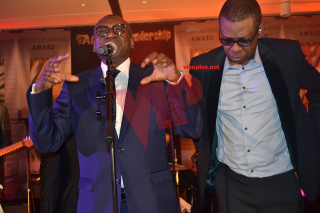 AFRICAN LEADERSHIP AWARD: Youssou Ndour fait danser le ministre sidiki Kaba et le président Mbagnick Diop. AFRICAN LEADERSHIP AWARD: Youssou Ndour fait danser le ministre sidiki Kaba et le président Mbagnick Diop.