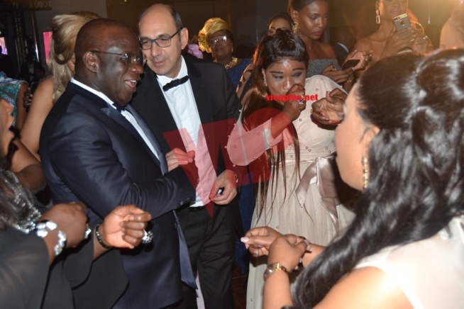 AFRICAN LEADERSHIP AWARD: Youssou Ndour fait danser le ministre sidiki Kaba et le président Mbagnick Diop. AFRICAN LEADERSHIP AWARD: Youssou Ndour fait danser le ministre sidiki Kaba et le président Mbagnick Diop.