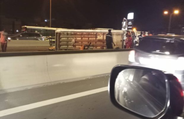 Accident sur l’autoroute à péage : Un minibus Tata se renverse à hauteur de la station Total Accident sur l’autoroute à péage : Un minibus Tata se renverse à hauteur de la station Total