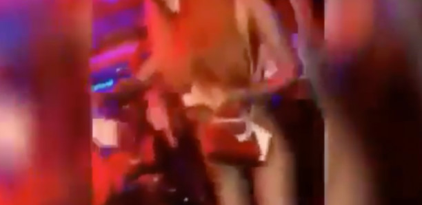 Une fille presque nue à la soirée de Sidy Diop