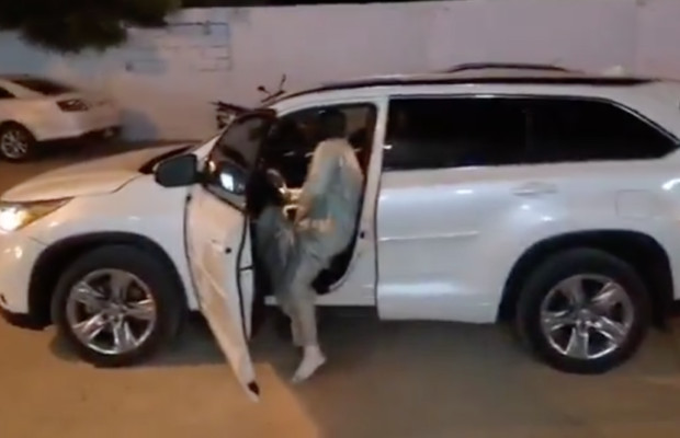 Vidéo: Cheikh Bethio Thioune offre un cadeau de 31 millions à … Vidéo: Cheikh Bethio Thioune offre un cadeau de 31 millions à …