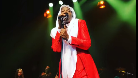 Vidéo – Alpha Blondy sur scène avec le turban de La Mecque …