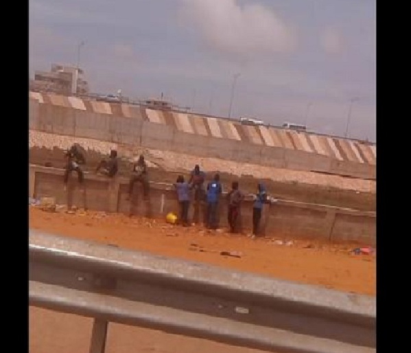 URGENT: Des petits bandits agressent des passants sur le "Pont de l’émergence"