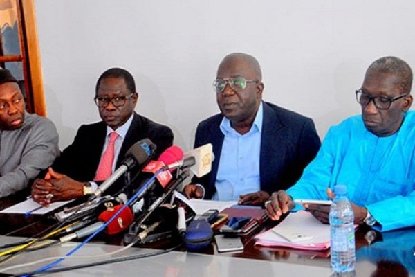 L’opposition menace: « nous allons envoyer, ce jeudi, nos experts et si Aly Ngouille Ndiaye utilise la force, il y aura une surprise » L’opposition menace: « nous allons envoyer, ce jeudi, nos experts et si Aly Ngouille Ndiaye utilise la force, il y aura une surprise »