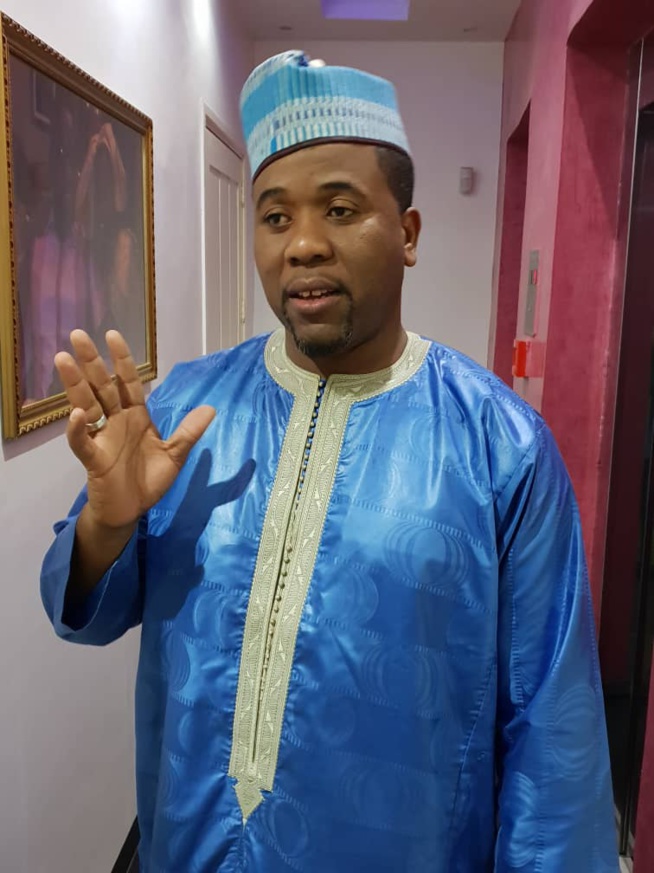 Bougane joue la carte de la com En bon talibé mouride lors du magal, Bougane s'habille avec un tissu qui coûte 600 Francs le mètre.