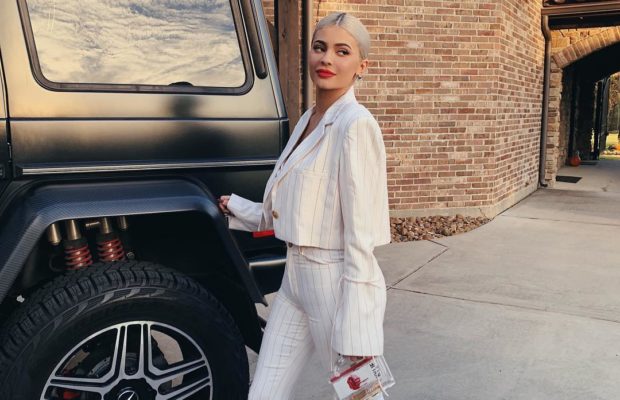 Kylie Jenner : d’adolescente complexée à milliardaire… fait sensation avec une tenue class