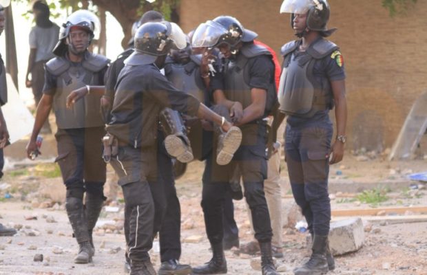 DANS LE COMA- Un policier assommé d’une brique par des Bandits DANS LE COMA- Un policier assommé d’une brique par des Bandits