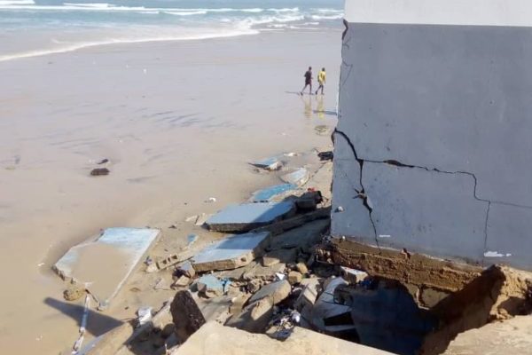 A Kayar, la mer furieuse frappe et engloutit des stations d’essence et maisons… A Kayar, la mer furieuse frappe et engloutit des stations d’essence et maisons…