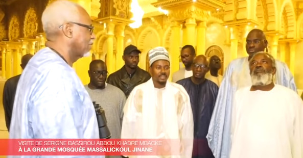 Vidéo: La visite de Serigne Bass Abdou Khadre à la grande mosquée de Massalickoul Jinane