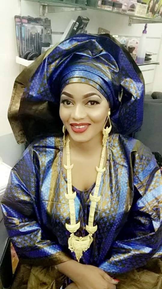 Sister Maria de la Top Fm toute rayonnante dans son jolie Grand Boubou Sagnsé sénégalaise lui va à merveille…