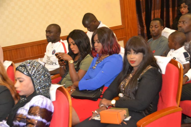 Demba Guisse face à la presse pour présenter son 15eme Etage qui vient de sortir. Demba Guisse face à la presse pour présenter son 15eme Etage qui vient de sortir.