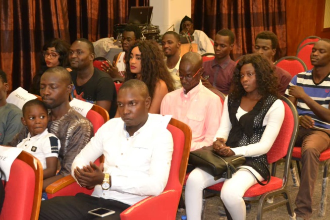 Demba Guisse face à la presse pour présenter son 15eme Etage qui vient de sortir. Demba Guisse face à la presse pour présenter son 15eme Etage qui vient de sortir.