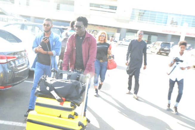 MODE MUSIK: Arrivés de l'artiste Ivoirienne Josey avec son manager à l'AIBD puis direction chez Adja Ombelico. MODE MUSIK: Arrivés de l'artiste Ivoirienne Josey avec son manager à l'AIBD puis direction chez Adja Ombelico.