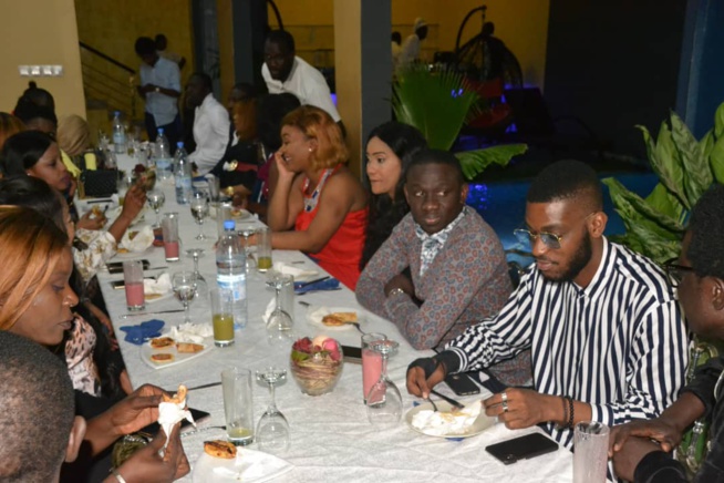 Diner royal avec les célébrités au complexe OMBÉLICO pour les préparatifs de la nuit MODE & MUSIK avec l'artiste ivoirienne Josey.