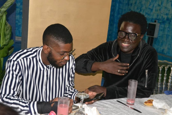 Diner royal avec les célébrités au complexe OMBÉLICO pour les préparatifs de la nuit MODE & MUSIK avec l'artiste ivoirienne Josey. Diner royal avec les célébrités au complexe OMBÉLICO pour les préparatifs de la nuit MODE & MUSIK avec l'artiste ivoirienne Josey.