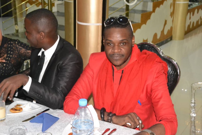 Diner royal avec les célébrités au complexe OMBÉLICO pour les préparatifs de la nuit MODE & MUSIK avec l'artiste ivoirienne Josey. Diner royal avec les célébrités au complexe OMBÉLICO pour les préparatifs de la nuit MODE & MUSIK avec l'artiste ivoirienne Josey.