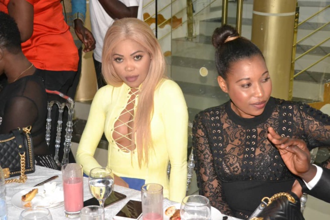 Diner royal avec les célébrités au complexe OMBÉLICO pour les préparatifs de la nuit MODE & MUSIK avec l'artiste ivoirienne Josey. Diner royal avec les célébrités au complexe OMBÉLICO pour les préparatifs de la nuit MODE & MUSIK avec l'artiste ivoirienne Josey.