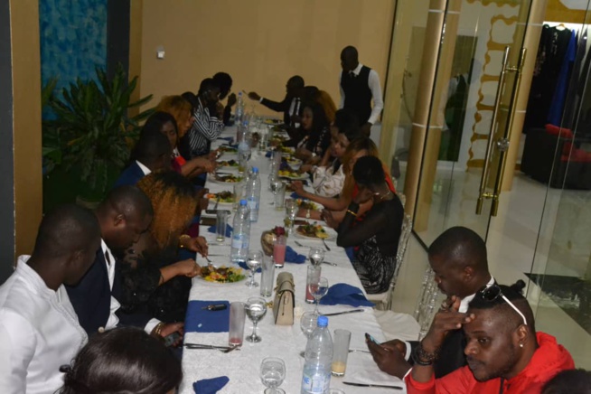 Diner royal avec les célébrités au complexe OMBÉLICO pour les préparatifs de la nuit MODE & MUSIK avec l'artiste ivoirienne Josey. Diner royal avec les célébrités au complexe OMBÉLICO pour les préparatifs de la nuit MODE & MUSIK avec l'artiste ivoirienne Josey.
