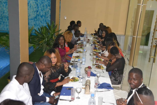 Diner royal avec les célébrités au complexe OMBÉLICO pour les préparatifs de la nuit MODE & MUSIK avec l'artiste ivoirienne Josey.