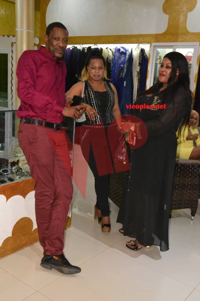 IMAGES: Quand les célébrités se donnent rendez-vous chez Adja OMBELICO à la rencontre de l'artiste Ivoirienne Josey. IMAGES: Quand les célébrités se donnent rendez-vous chez Adja OMBELICO à la rencontre de l'artiste Ivoirienne Josey.