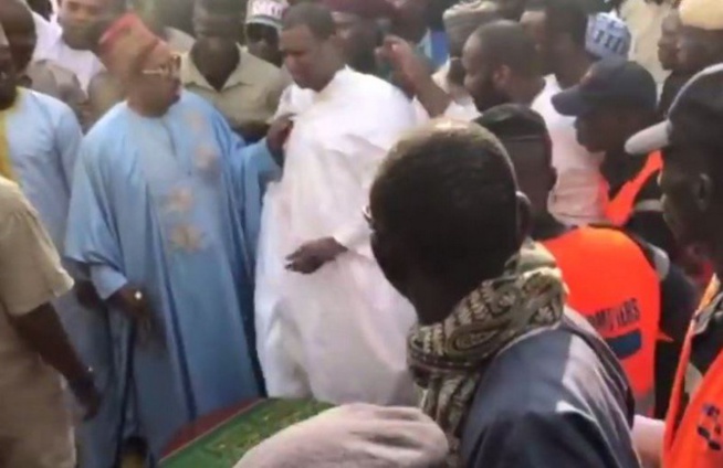 Léona Niassène : Malmené par des talibés en colère, Cheikh Niasse exfiltré par… Léona Niassène : Malmené par des talibés en colère, Cheikh Niasse exfiltré par…