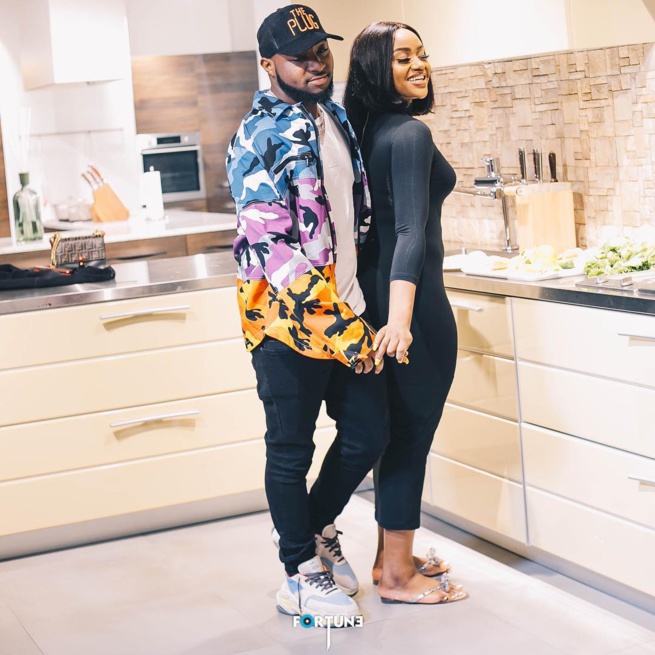 La belle complicité entre Davido avec sa petite amie Chioma … La belle complicité entre Davido avec sa petite amie Chioma …