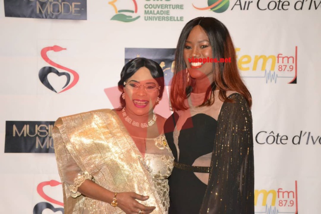 MODE & MUSIQUE: Les images sur le Tapis Rouge au défilé de Adja Ombelico ce samedi. MODE & MUSIQUE: Les images sur le Tapis Rouge au défilé de Adja Ombelico ce samedi.