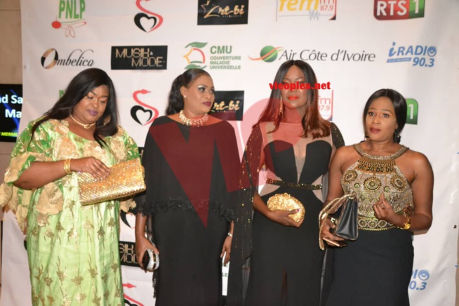 MODE & MUSIQUE: Les images sur le Tapis Rouge au défilé de Adja Ombelico ce samedi. MODE & MUSIQUE: Les images sur le Tapis Rouge au défilé de Adja Ombelico ce samedi.