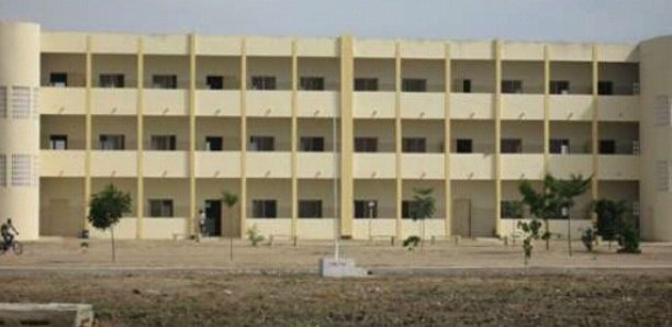 Nouveau Lycée de Kaolack- Protestation contre l'insécurité routière: Professeurs et élèves barrent la route Nouveau Lycée de Kaolack- Protestation contre l'insécurité routière: Professeurs et élèves barrent la route