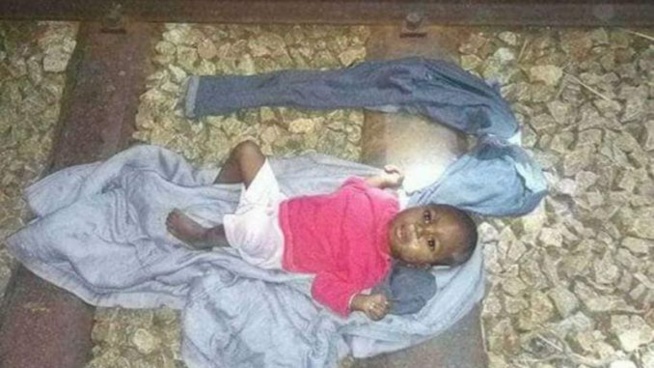 Un bébé jeté sur les rails survit après le passage du train Un bébé jeté sur les rails survit après le passage du train