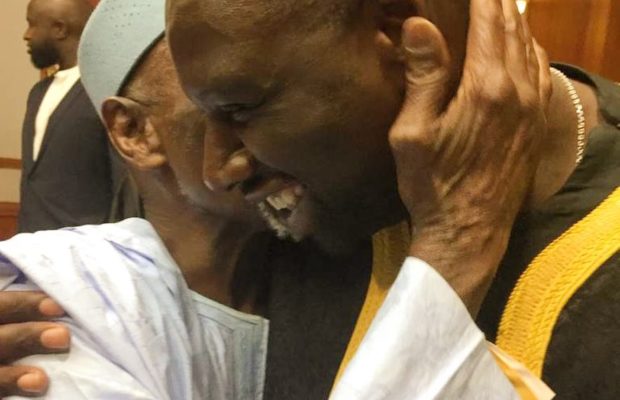 L’acteur Omar Sy retrouve son père, DEMBA SY au Sénégal…