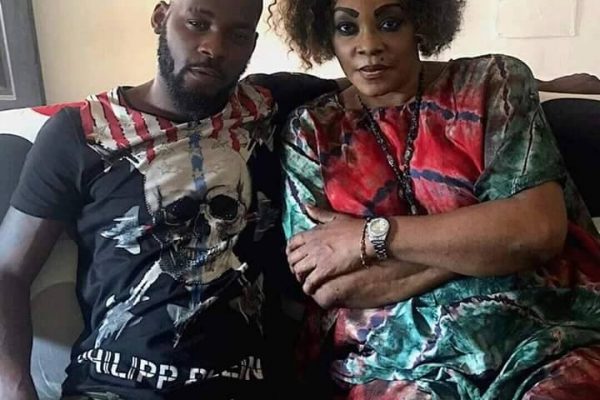 Tina Glamour arrive en sang à l’hôpital : ‘’Mon fils, DJ Arafat m’a poignardée’’