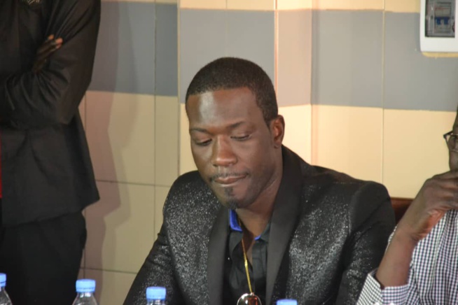 En images Daba Seye face à la presse pour présenter son nouveau album.