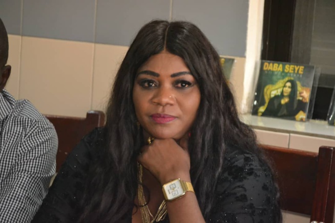 En images Daba Seye face à la presse pour présenter son nouveau album.