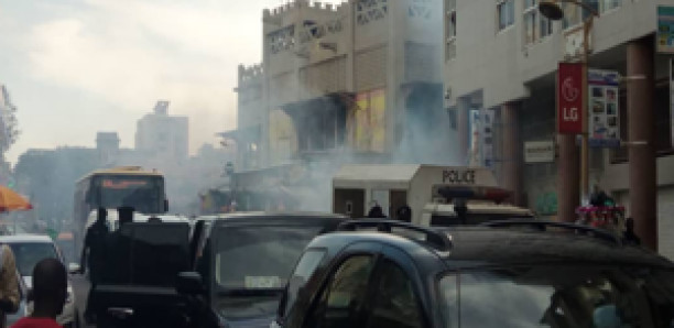 Descente de Barth et Sonko : La foule dispersée à coups de lacrymogènes