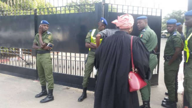 Procès Khalifa Sall : La Cour suprême sous haute surveillance policière (images) Procès Khalifa Sall : La Cour suprême sous haute surveillance policière (images)