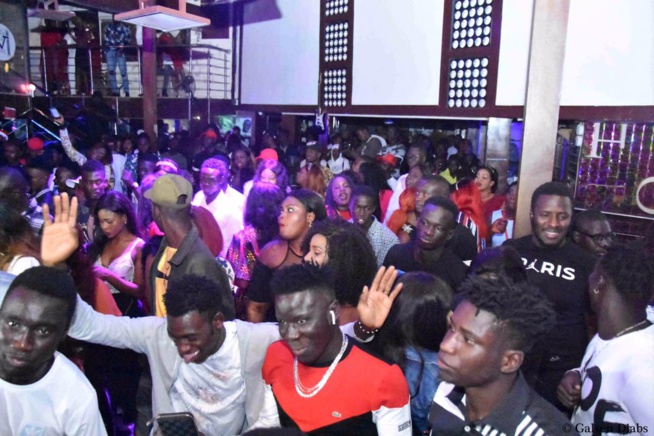 Soirée Noel: Tarba Mbaye met son sel au Five et crée l'embouteillage aux Almadies. En images. Soirée Noel: Tarba Mbaye met son sel au Five et crée l'embouteillage aux Almadies. En images.