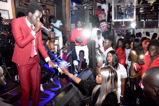 Soirée Noel: Tarba Mbaye met son sel au Five et crée l'embouteillage aux Almadies. En images.