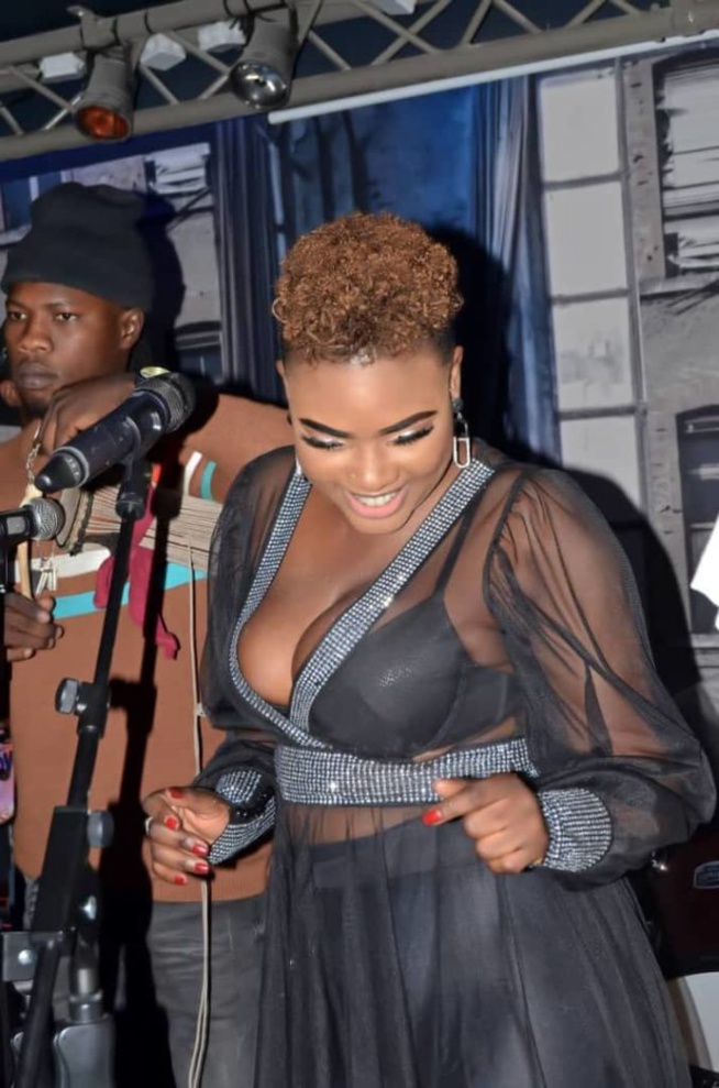 Sabel Dieng, vêtue d’une splendide robe, illumine Casino du Cap-Vert