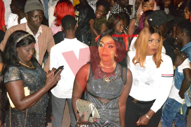 Le chouchou de la banlieue, Baba Mbengue explose le Ravin et chauffe la Scène. Le chouchou de la banlieue, Baba Mbengue explose le Ravin et chauffe la Scène.