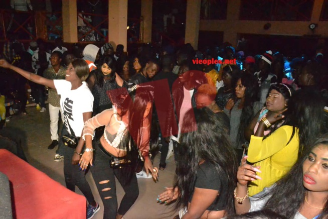 Le chouchou de la banlieue, Baba Mbengue explose le Ravin et chauffe la Scène. Le chouchou de la banlieue, Baba Mbengue explose le Ravin et chauffe la Scène.