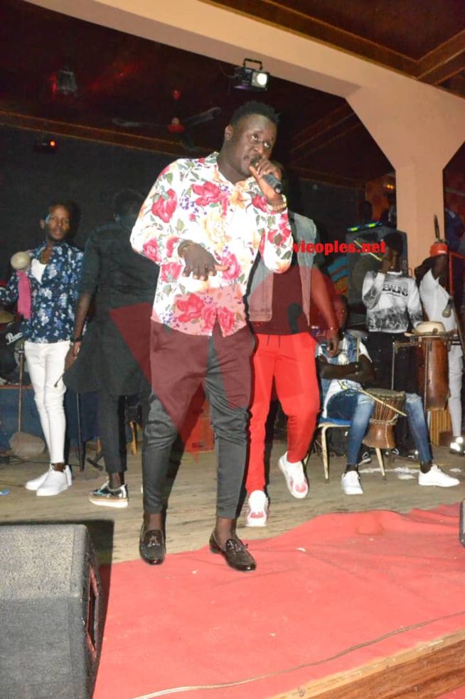 Le chouchou de la banlieue, Baba Mbengue explose le Ravin et chauffe la Scène. Le chouchou de la banlieue, Baba Mbengue explose le Ravin et chauffe la Scène.