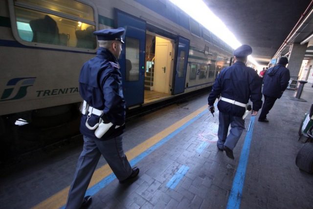 Italie – Un Sénégalais sort un pistolet dans un train et crée une panique monstre Italie – Un Sénégalais sort un pistolet dans un train et crée une panique monstre