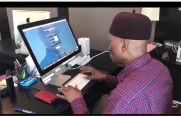 Karim Wade fait la promotion du single «Saï Saï au cœur» du groupe Keurgui Karim Wade fait la promotion du single «Saï Saï au cœur» du groupe Keurgui